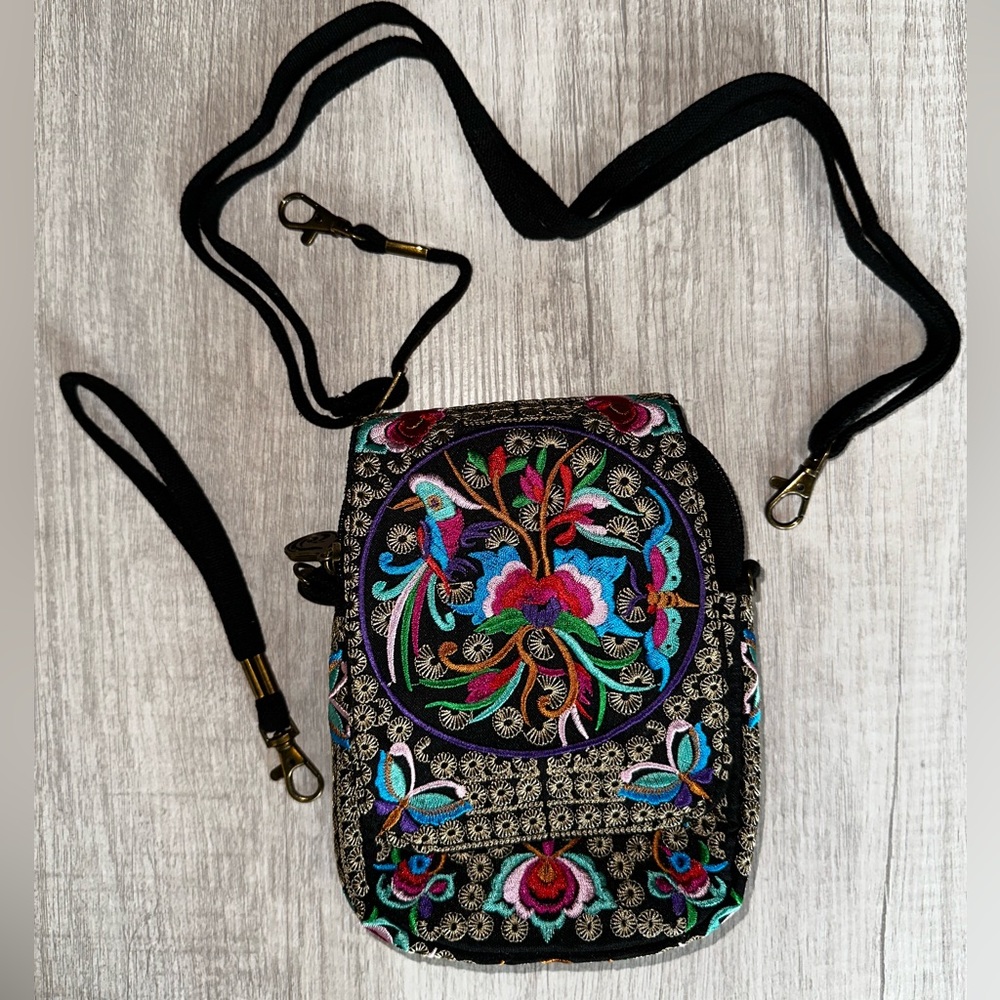 Beautiful embroidered purse/wristlet